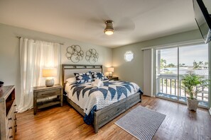 3 bedrooms, iron/ironing board, free WiFi, bed sheets - Tropical Oasis Pool Kayak Bikes fish from dock (Matlacha)