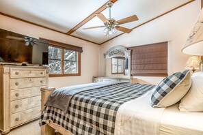 4 bedrooms, iron/ironing board, internet, bed sheets - Dog-friendly, lakefront home with dock, kayaks, canoe, bike & fireplace (Manitowish Waters)