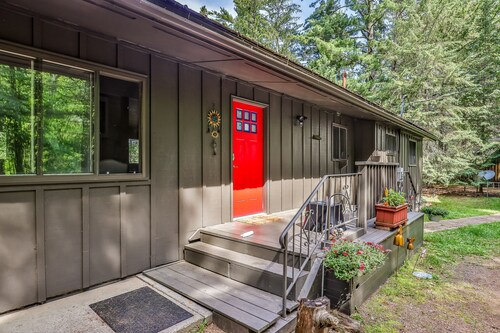Dog-friendly, lakefront home with dock, kayaks, canoe, bike & fireplace