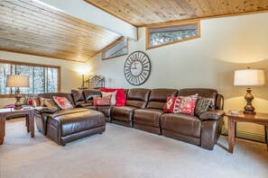 Télévision, cheminée, jeux vidéo, lecteur de DVD