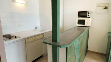 Refrigerador, microondas, lavavajillas y utensilios de cocina