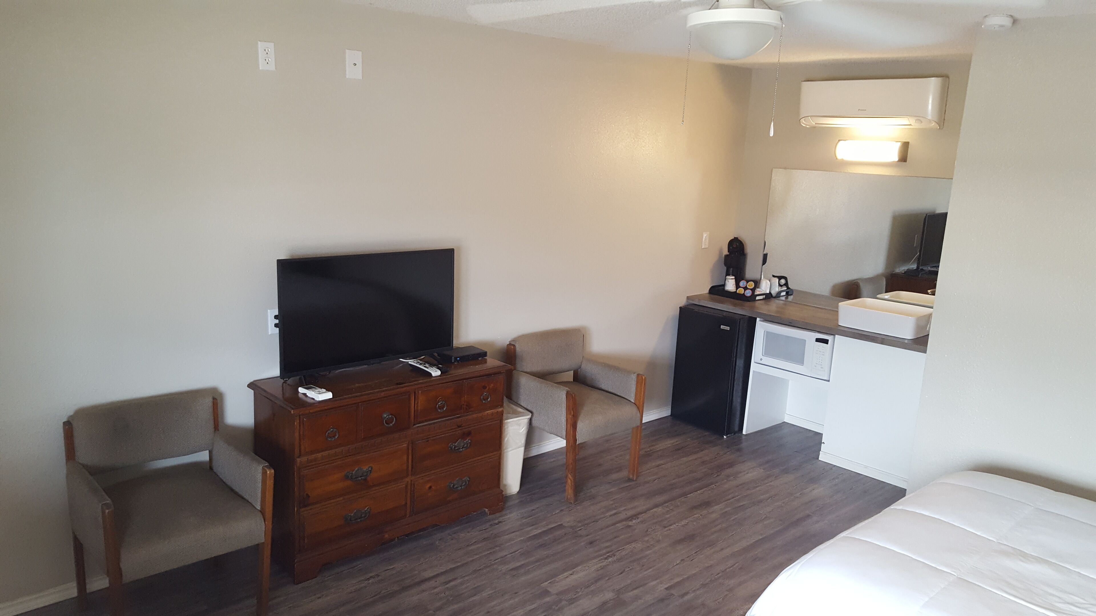 标准房 | 遮光窗帘、床单