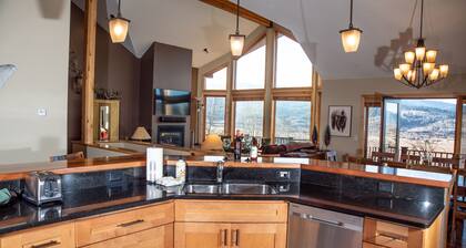 Kaunis Mountain Home. 5 makuuhuonetta, 3 kylpyhuonetta, 2 autotalli.