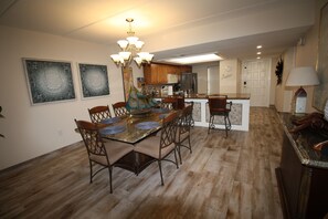 Dining - 12th Floor Penthouse Beachfront, Large Balcony, Amazing Views, 3 Pools, Tennis (South Padre Island)