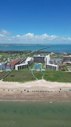 En la playa, camastros y toallas de playa 