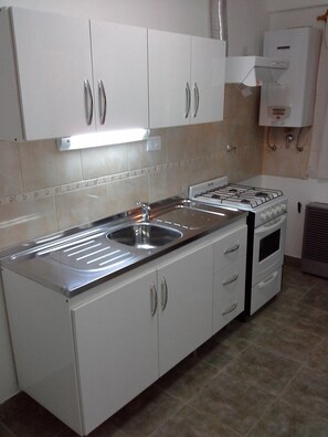 Réfrigérateur, micro-ondes, four