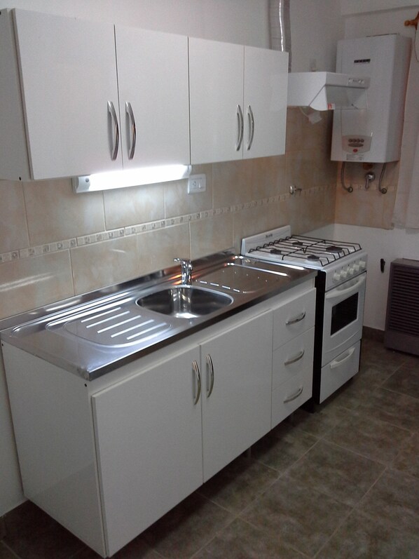 冷蔵庫、電子レンジ、オーブン、調理器具と食器