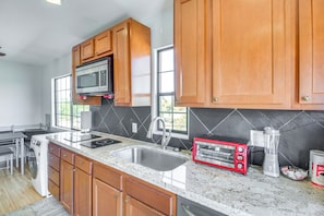 Geladeira, micro-ondas, cooktop, lava-louças