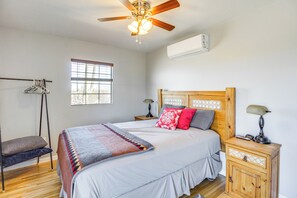 2 bedrooms, laptop workspace, Internet, bed sheets - Secluded Marana Home w/ Viewing Decks + Privacy! (Marana)