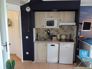 Fridge, dishwasher, cookware/dishes/utensils