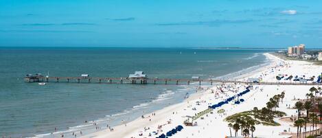 Espreguiçadeiras, toalhas de praia