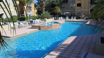 Een buitenzwembad en een verwarmd zwembad