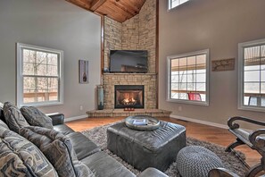 TV, fireplace, DVD player, table football - Lakefront Retreat w/ Views, Near Mammoth Cave! (Mammoth Cave)