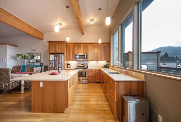 House, 3 Bedrooms | Private kitchen | Fridge, oven, coffee/tea maker, toaster
