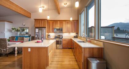 Blackberry Bramble 3 Bedroom Home by RedAwning
