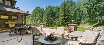 Luxury Home with Stunning Views, Hot Tub, 5 Min. to Ski, Elevator, Dog Friendly
