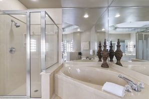 Ensemble douche/baignoire, baignoire Ă jets, serviettes fournies
