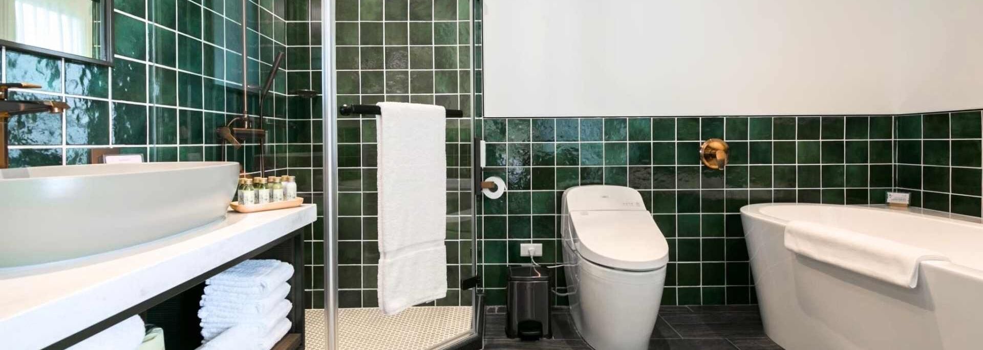 deluxe quadruple room, 2 double beds, non smoking, bathtub (no view) | bathroom | free toiletries, hair dryer, bathrobes, slippers