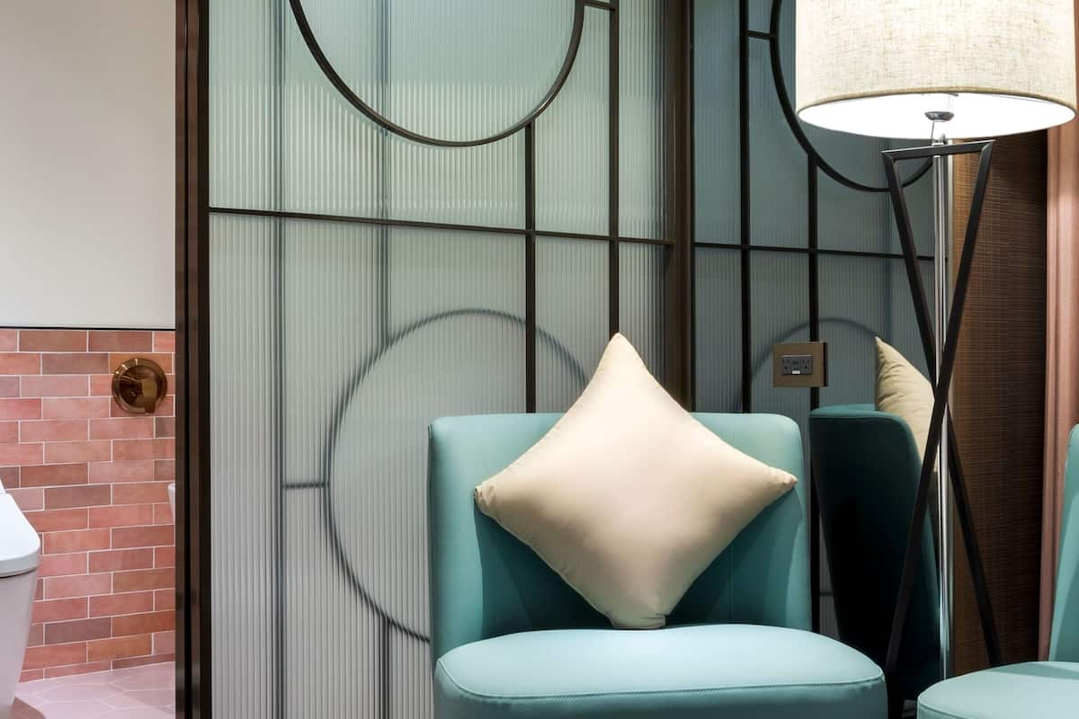 deluxe quadruple room, 2 double beds, non smoking, bathtub (no view) | bathroom | free toiletries, hair dryer, bathrobes, slippers