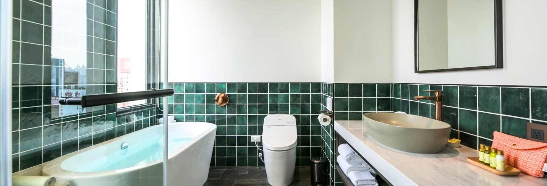 double room, 1 queen bed, non smoking, bathtub | bathroom | free toiletries, hair dryer, bathrobes, slippers