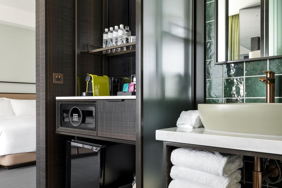 deluxe quadruple room, 2 double beds, non smoking, bathtub (no view) | bathroom | free toiletries, hair dryer, bathrobes, slippers