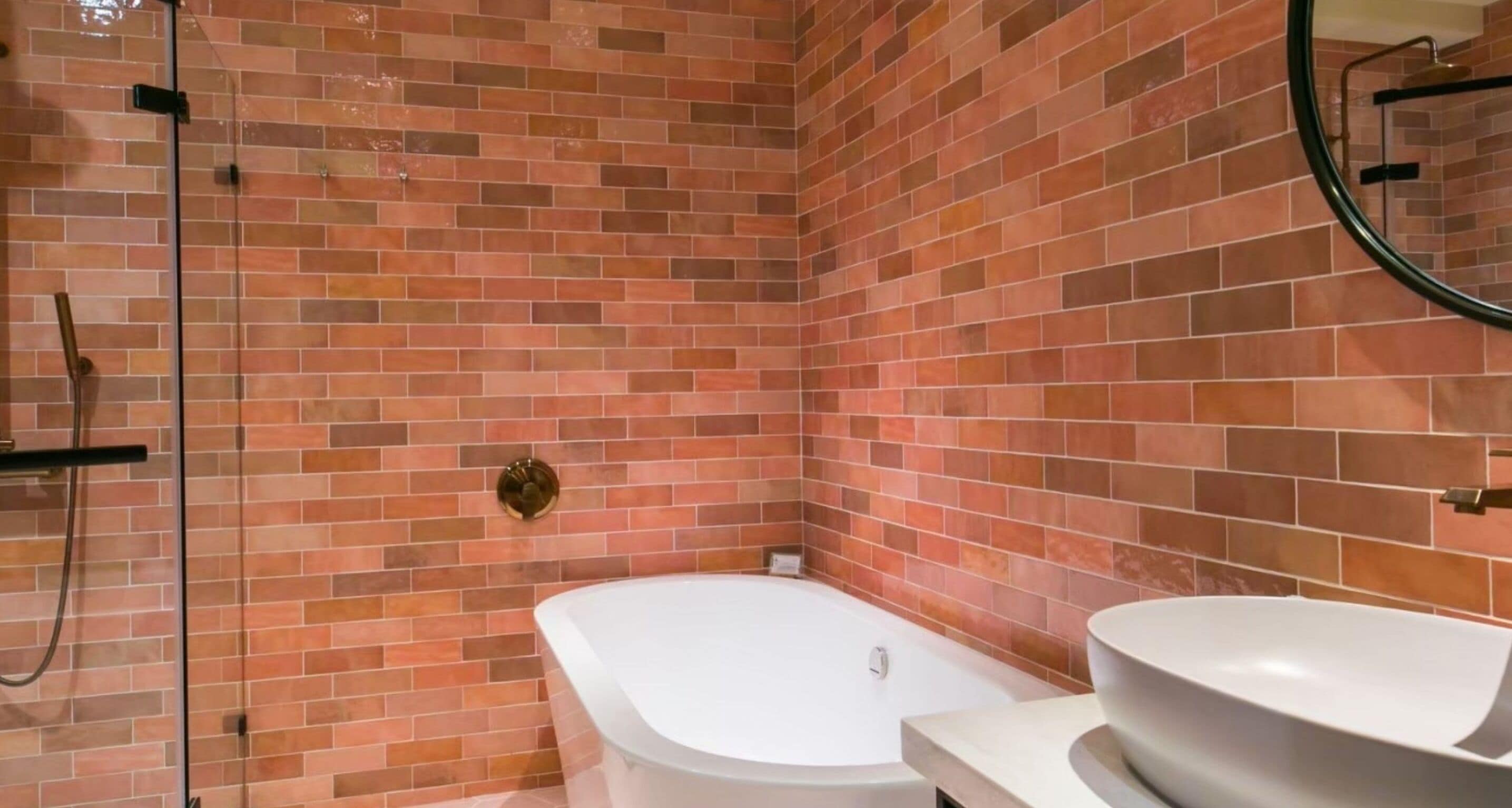 deluxe double room, 1 king bed, non smoking, bathtub (no view) | bathroom | free toiletries, hair dryer, bathrobes, slippers