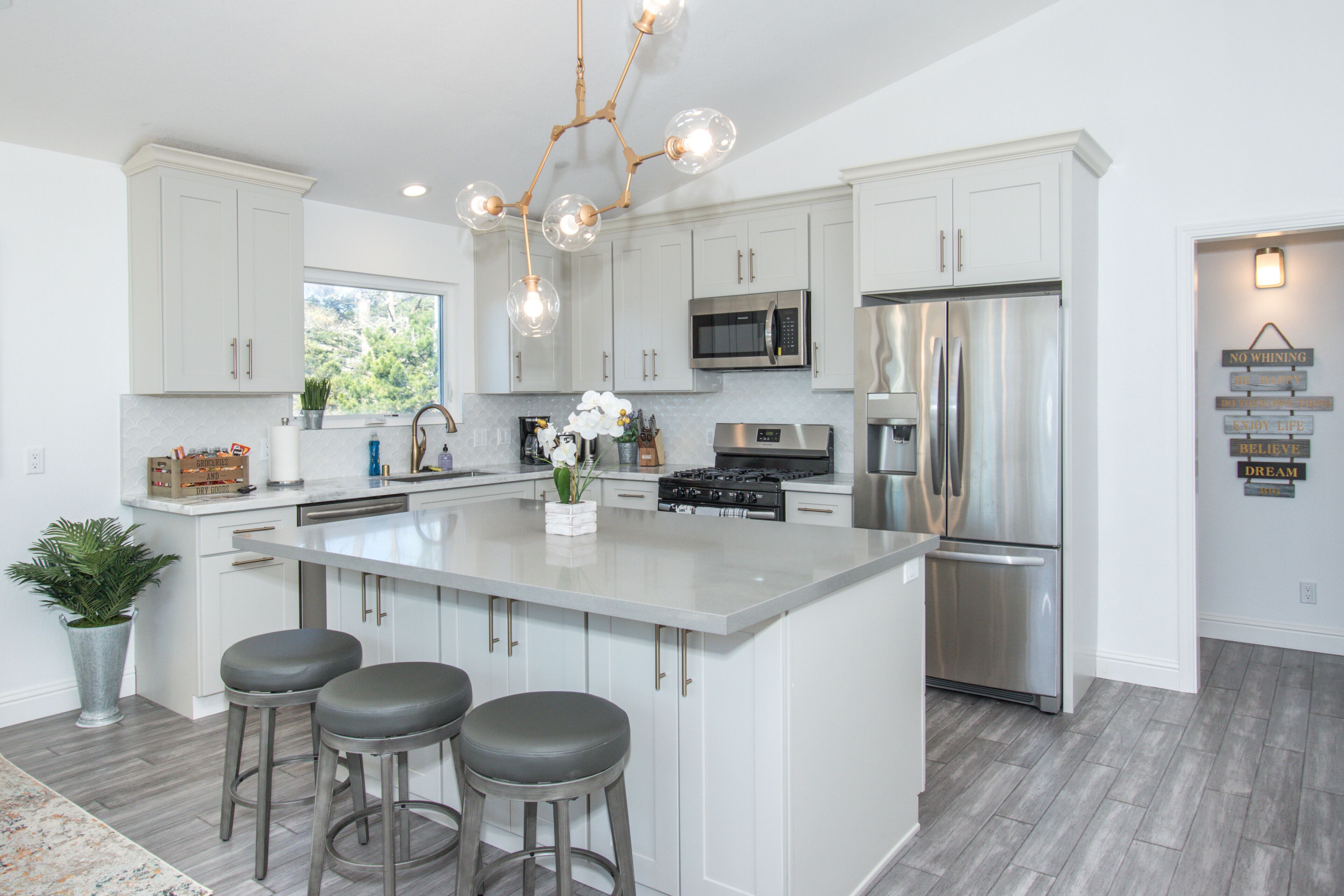 Een koelkast, een microgolfoven, een oven, een kookplaat