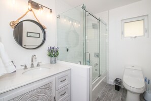 Duschwanne, Haartrockner, Handtücher, Seife