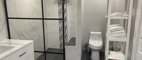 Ensemble douche/baignoire, sĂšche-cheveux, serviettes fournies, savon
