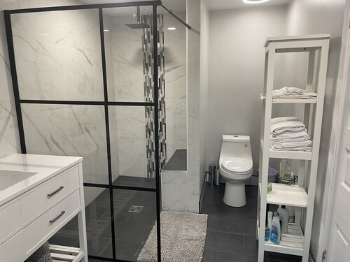 Charming 3 Bedroom/2 Bathroom Carriage House, Kids & Pet Friendly