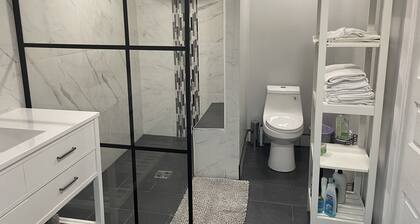 Charming 3 Bedroom/2 Bathroom Carriage House, Kids & Pet Friendly