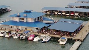 Ein Yachthafen mit angestaubten Booten und einem Gebäude mit blauem Dach.