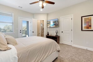 3 bedrooms, iron/ironing board, travel cot, WiFi - New Lake Travis Home on Golf Course w/Golf Cart (Point Venture)