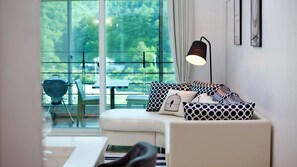 Quarto (Whirlpool Room B) | Área de estar | TV de tela plana