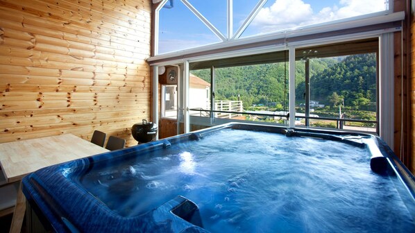 Quarto (Jet Spa Room) | Banheira de hidromassagem