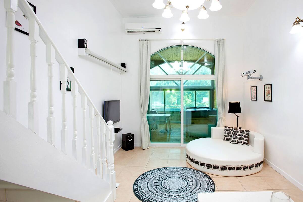 Habitación (Jet Spa Room) | Área de sala de estar | Televisión de pantalla plana