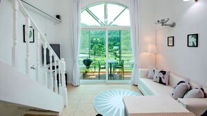 Quarto (Whirlpool Room A) | Área de estar | TV de tela plana