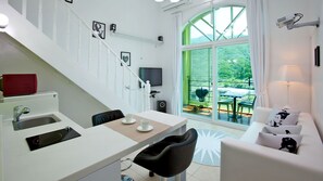 Chambre (Whirlpool Room A) | Aire de séjour | Téléviseur à écran plat