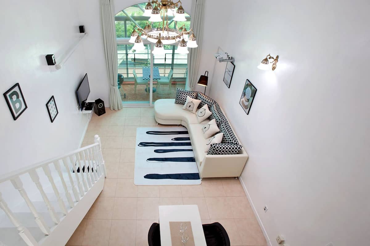 Habitación (Whirlpool Room B) | Área de sala de estar | Televisión de pantalla plana