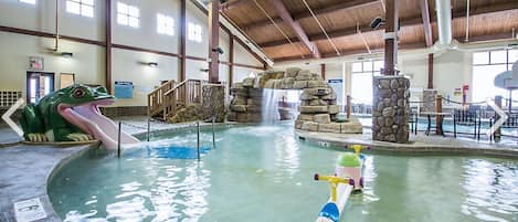 Una piscina cubierta, una piscina al aire libre