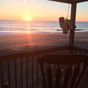 On the beach - Beach Retreat - OceanFront Cottage (Kitty Hawk)