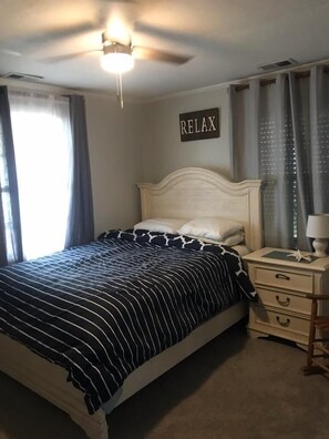 2 bedrooms, in-room safe, iron/ironing board, free WiFi - Beach Retreat - OceanFront Cottage (Kitty Hawk)