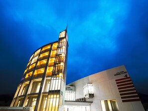 Voorkant accommodatie - avond/nacht