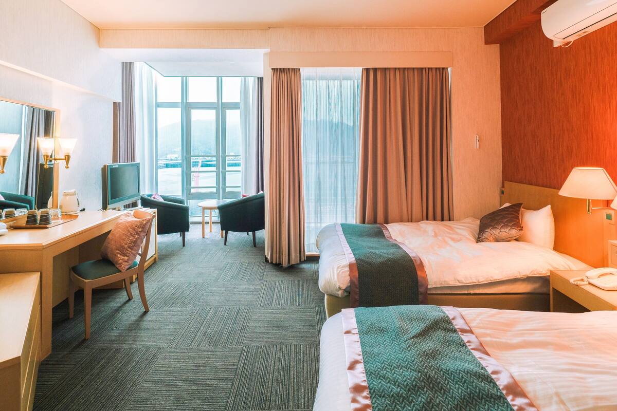 Deluxe Twin Room, Corner | Desk, laptop workspace, free WiFi