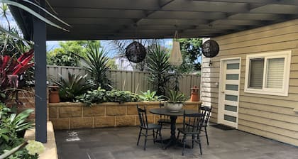 Guesthouse with Pool & BBQ - 10 kms from CBD