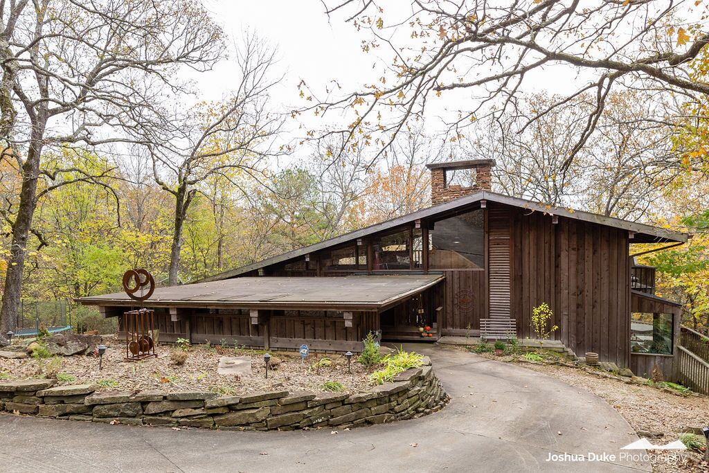Mid century modern retreat with hot tub!  Nature lovers staycation!