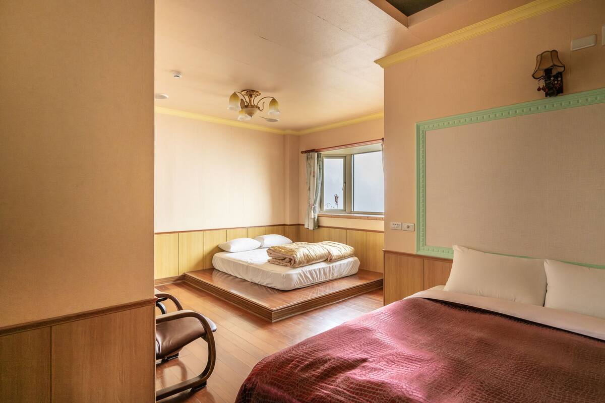 クラシック 4 人部屋 | 遮光カーテン、WiFi (無料)、ベッドシーツ