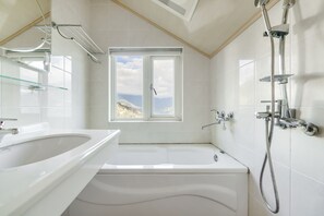Habitación Deluxe doble, bañera | Baño | Secador de pelo, zapatillas, toallas y jabón