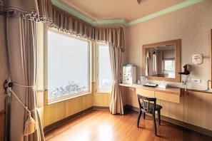 Cortinas blackout, wifi gratis y ropa de cama