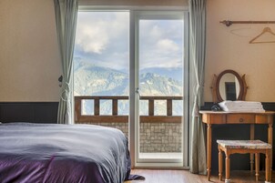 山景四人房 | 遮光窗帘、免费 WiFi、床单